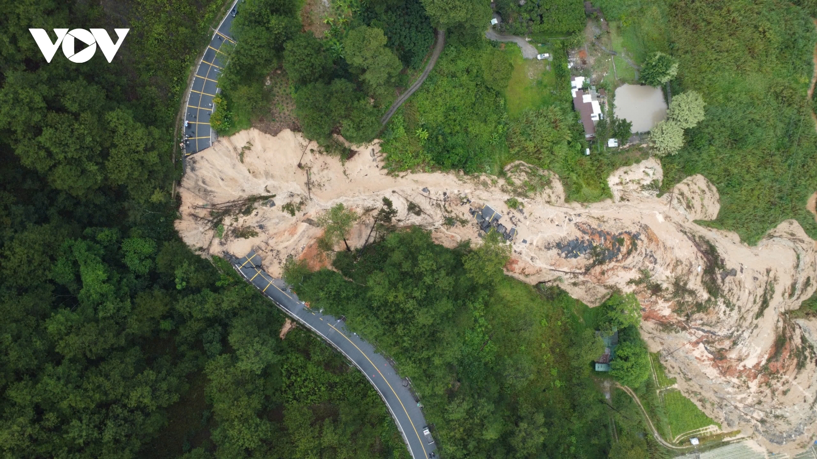 Lâm Đồng: Xuyên đêm cứu hộ, di dời dân khỏi khu vực sạt lở đèo Mimosa